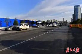 地铁5号线沿线施工道路基本恢复，出站就是公园，一站一景图片