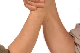 男子和同事扳手腕时骨折，责任该怎么划分？图片