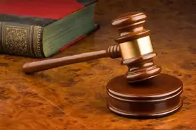 家政人员在雇主家洗澡时摔伤索赔28万余元，为何诉讼请求被法院驳回？图片