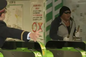 日本东京地铁站举行防暴演习，“凶犯”因为太逼真火了，网友：就像恶鬼拿棒槌图片