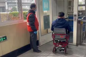 在上海坐轮椅出行体验如何？记者跟拍残疾人10小时记录下这些细节图片