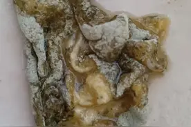 果粒橙喝出霉状异物，买家拒绝一箱补偿，律师：或可主张十倍赔偿图片