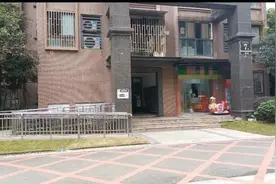 高空掉烟头烫穿婴儿车车顶，警方回应：扔烟头男子已道歉图片
