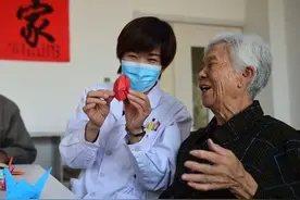 28省设立独生子女父母护理假，缓解1.8亿家庭养老难图片