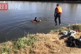 怀里抱一个手里扯一个，民警飞身跃入水中救起落水少女图片