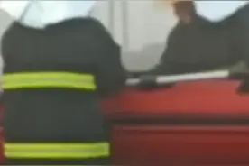 唐山一面包车大雾中冲入河里，村民：多名绿化农民工遇难图片