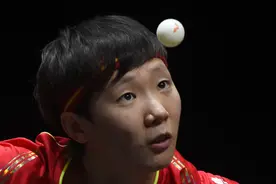 乒乓球——WTT世界杯决赛：王曼昱不敌杜凯琹图片