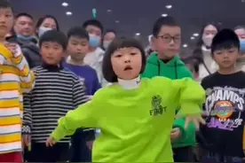 一个眼神秒杀全场！7岁女孩这段舞刷爆乐山人朋友圈图片