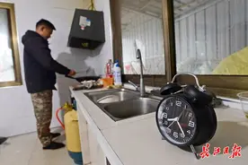 记者24小时见证“闹钟丈夫”的一天：到点必须起来，妻子需要自己图片