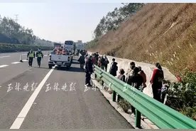 危险！玉湛高速一大巴车突然抛锚，车内56人...图片