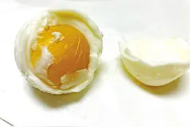 煮熟后蛋黄弹性十足 买到了“假鸡蛋”？图片