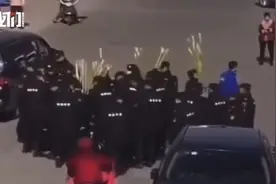 “黑制服”围抢老人甘蔗，情法难容 | 新京报快评图片