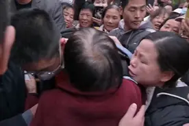 《亲爱的》原型父子回到湖北监利老家，奶奶紧抱孙卓痛哭图片