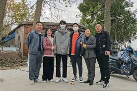 《亲爱的》原型孙海洋携子回家：奶奶攥一沓寻人启事等一上午 乡亲村口舞龙迎接图片