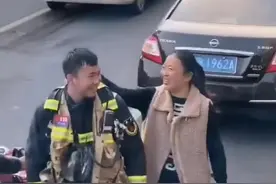 暖化了！江苏消防员出警偶遇妈妈，被当街上演“摸头杀”图片