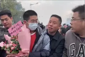 《亲爱的》原型孙海洋携儿子回湖北老家认亲，全村都沸腾了图片