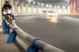 重庆一摩托车手隧道内飙车撞柱被甩飞，当场身亡图片