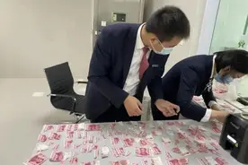 6000元百元大钞、300多张碎片！村民家中现金变碎钞 银行员工集体“拼图”图片