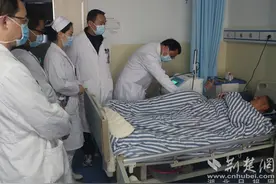 英山县人民医院胡啸天荣获该县第三届“十大名医”图片