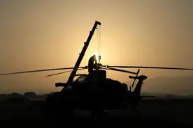 致敬！守护战鹰的陆军机务兵图片