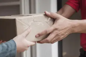 老人取件途中猝死背后：收快递变取快递，快递为何不送上门了？图片