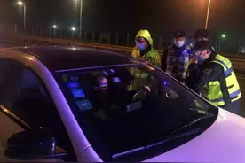 深夜，女司机高速上停车面色惨白，随后发生的一幕让家属觉得很暖图片