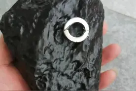 一颗陨石价值20万？“陨石猎人”河南寻宝，找到的陨石到底归谁？图片