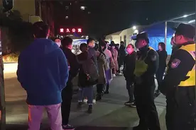 小区封闭孕妇临产 警民合力成功转运图片