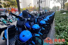 洛阳：哈啰助力车配备头盔 守护安全文明出行图片