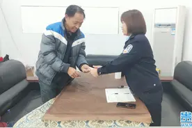 贵州石阡：男子错充200元话费 女警3小时悉数追回图片