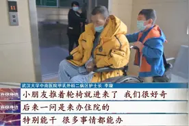 “爸爸病了，我当家！”8岁男孩独自带病重父亲治病！网友：让人心疼…图片