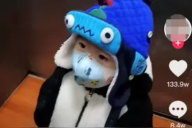 萌翻！宝贝乘电梯被误认为电动车，遭监控多次提醒后“急了”图片