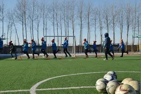 村小里的“球迷校长”：带孩子们踢出健康快乐友情图片