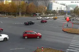 海宁街头，7岁男孩光脚走在大马路上，惊动了特警图片