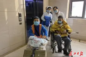 “心疼这个懂事的孩子！”武汉热心人送来爱心，伴小彦希父子踏上回家的路图片