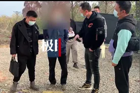 记者直击抓捕大型制售假酒现场：真酒瓶“洗个澡”灌装，冒充知名白酒卖图片