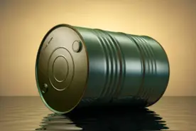 分手后因爱生恨，他带着三瓶汽油去了前女友父母家……图片