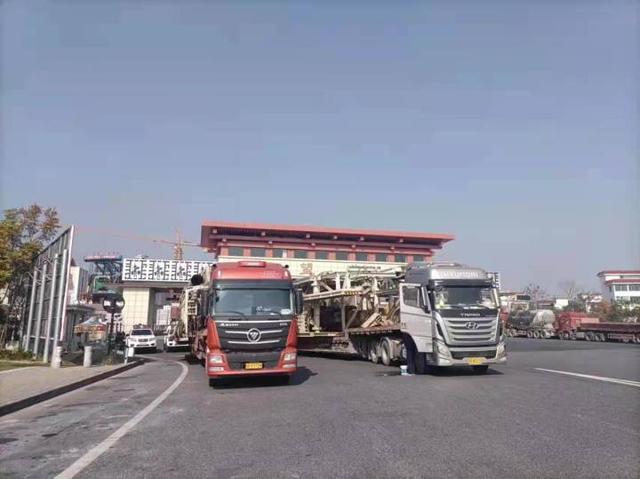 着急！​车子太宽下不了高速，上面装着金华造地铁急用的重要设备