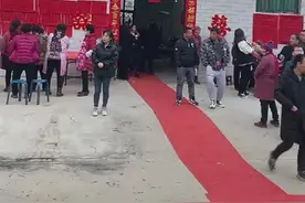 村民家办喜事挂起“夜总会佳丽”祝福条幅？新郎：朋友闹着玩的图片