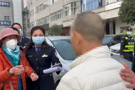 泪目！母子分离43年后团聚图片