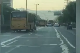 小车与校车斗气别车，警方：小车司机拘留，校车司机计2分图片