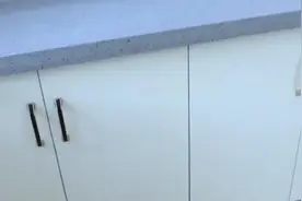 装修遇“变色”橱柜业主犯愁 装修公司：板材质量问题 明年1月底前解决图片