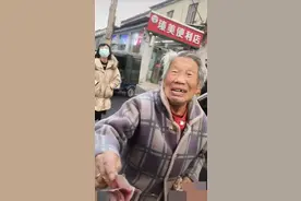 河北一白发婆婆剐蹭汽车赔钱被拒，车主发声：心疼车更心疼老人图片