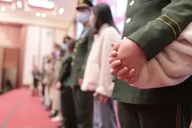 红妆邂逅军装，甜度100分！兵哥哥和湘妹子的浪漫军恋，从这里开始……图片