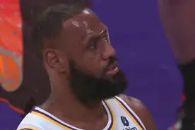 还挺俊！霍华德救球将小卡特运动眼镜砸飞 詹姆斯捡起佩戴图片