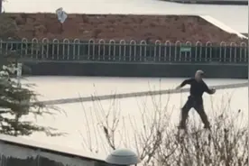 真的热爱！大爷空旷广场独自起舞 扶着假想舞伴陶醉其中图片