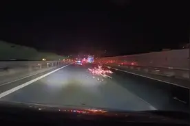 前车火星飞溅，小伙狂按喇叭闪灯一路追停 还全程照明帮检查故障图片