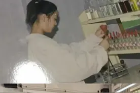 一模一样！这张母女对比照火了！网友感慨：“长大后，我慢慢变成了你”图片