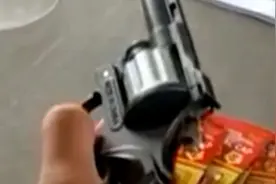 女子携“左轮手枪”乘火车？民警查出玩具枪和上千粒“子弹”视频封面