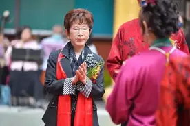 昨天岛内，有人悼念，有人却漠然图片